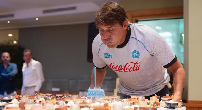 Conte soffia le candeline in ritiro: si festeggia dopo l'allenamento | FOTO