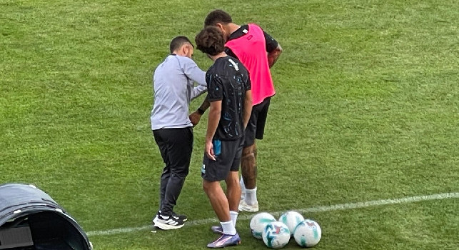 Piccolo problema per Di Lorenzo: colpito al braccio da uno scarpino, subito medicato | FOTO
