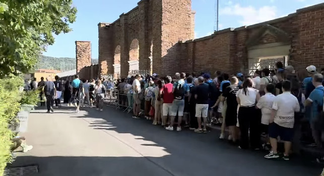 Napoli a Castel di Sangro, boom di tifosi! Curva subito aperta, fila lunghissima | VIDEO