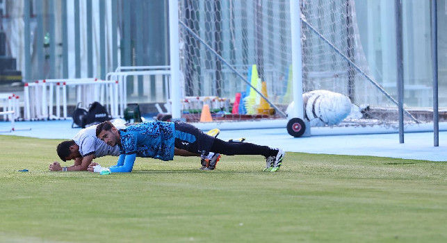Meret ritorna in campo: mano fasciata e lavoro individuale per il portiere | FOTO CN24