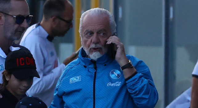 De Laurentiis torna a bordocampo: tuta SSC Napoli e tanto tempo al telefono per il patron | FOTOGALLERY CN24