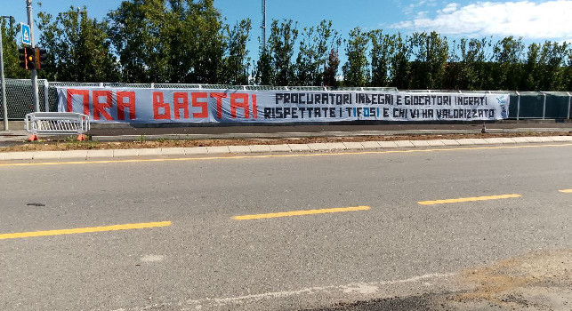 Caos Lookman-Atalanta, duro striscione dei tifosi bergamaschi: Giocatori ingrati, ora basta! | FOTO