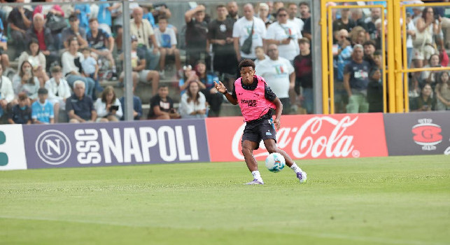 C'è una immagine molto forte che riguarda Neres ed i ritiri del Napoli di Conte