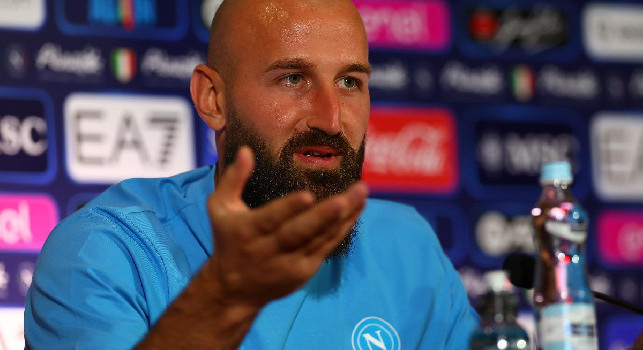 La saggezza della barba ed il dito alla tempia: la presentazione di Milinkovic-Savic | FOTOGALLERY CN24