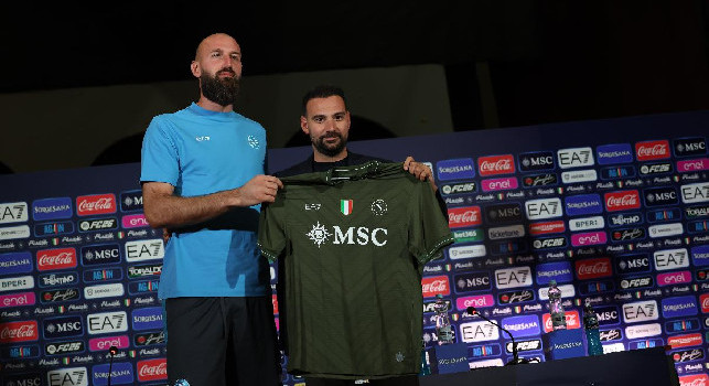 Presentazione Milinkovic-Savic, ecco il portiere in posa col Ds Manna | VIDEO