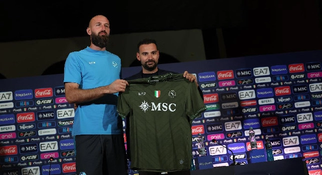 Presentazione Milinkovic-Savic, ecco il portiere in posa col Ds Manna | VIDEO