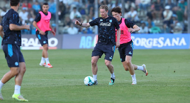 Ritiro Napoli a Castel di Sangro, giorno 7: De Bruyne e Gilmour segnano nelle mini-porte! Tornano Olivera e Buongiorno, Milinkovic-Savic e Meret 'stressati' in porta | DIRETTA VIDEO