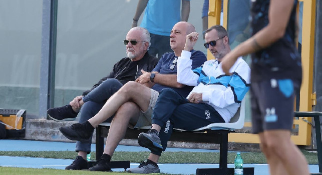 De Laurentiis torna in campo, il presidente siede in panchina per l'allenamento pomeridiano | FOTO CN24