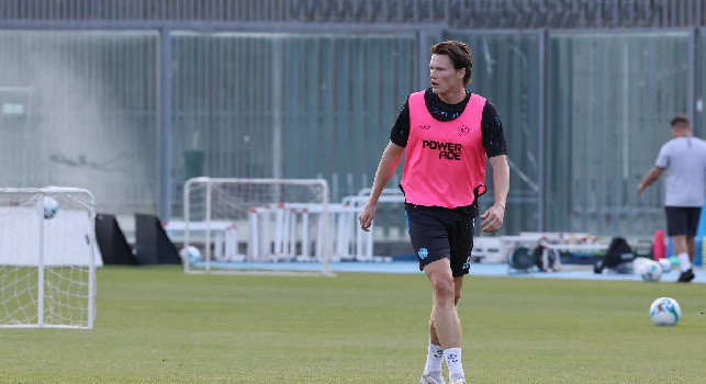 Ritiro Napoli, Conte prova per la prima volta McTominay e De Bruyne in un altro ruolo