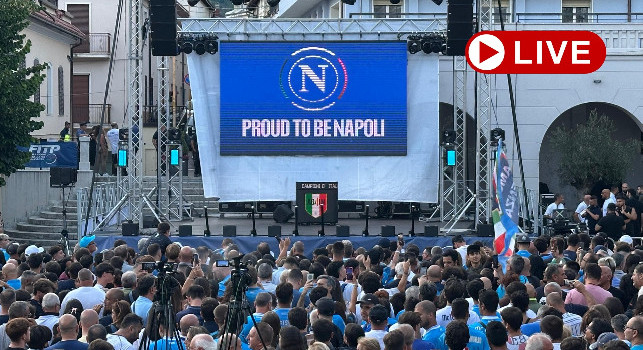 Ritiro Napoli, presentazione squadra in piazza: già migliaia di tifosi presenti! | DIRETTA VIDEO