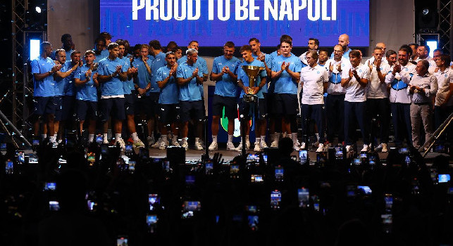 Ritiro Napoli, presentazione squadra in piazza! Conte: Voglio dire una cosa a chi è andato via. Assente Raspadori, ormai a un passo dall'Atletico Madrid | VIDEO