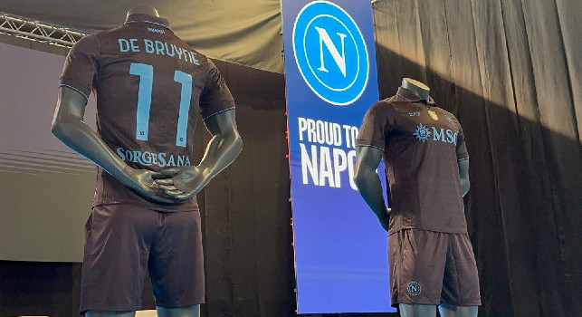 Napoli, terza maglia subito a ruba nello store di Castel di Sangro | VIDEO