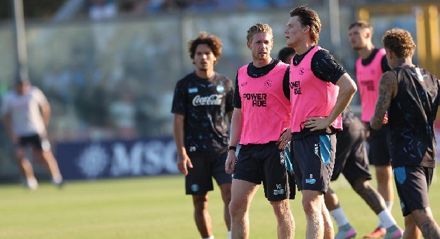 Ritiro Napoli, allenamento open: partitella a campo ridotto 3-0 rosa, la chiude Neres! | VIDEO