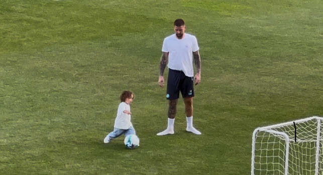 Ritiro Napoli, un azzurro in campo con suo figlio: che meraviglia | VIDEO CN24