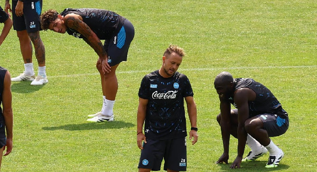 Le ripetute sotto il sole 'stremano' il Napoli, che facce per i calciatori distrutti dopo l'allenamento! | FOTOGALLERY CN24