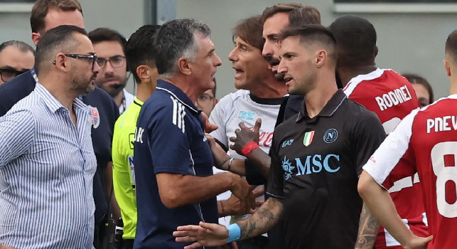 Napoli-Olympiacos, solo l’intervento di Politano evita la rissa: il resto dei giocatori era pronto a scatenare il Far West!