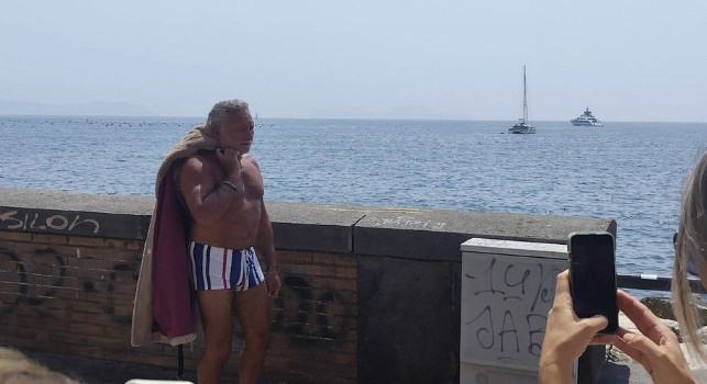Paolantoni mantiene la promessa: sfila in pelliccia sul lungomare a Ferragosto! | FOTO e VIDEO