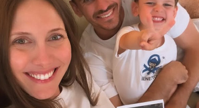 Meret di nuovo papà, il messaggio sui social della compagna: La vita ci ha sorriso di nuovo