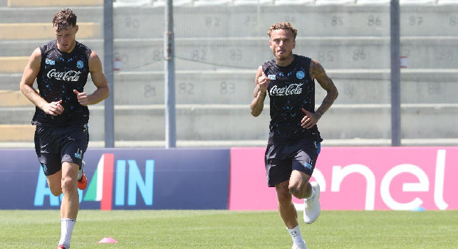 Lang scherza con Beukema sulle 'richieste' di Conte in allenamento