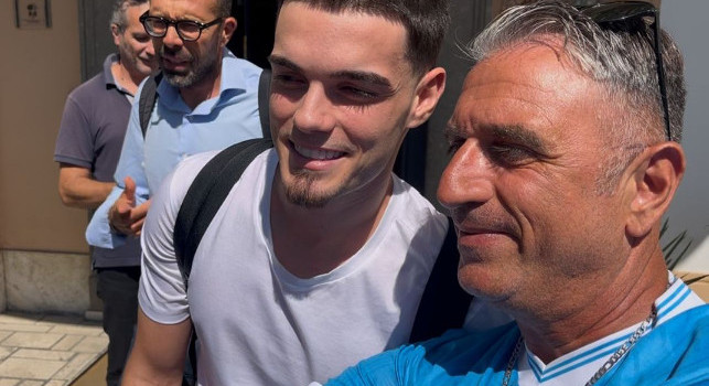 Gutierrez lascia Villa Stuart dopo 6 ore! Subito l'abbraccio coi tifosi del Napoli, ora la firma e l'annuncio | VIDEO CN24