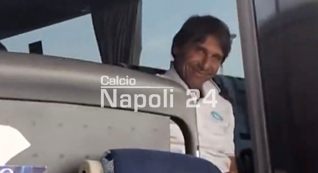 Napoli arrivato a Reggio Emilia, che accoglienza! Gesto fantastico di Conte per i tifosi | VIDEO CN24