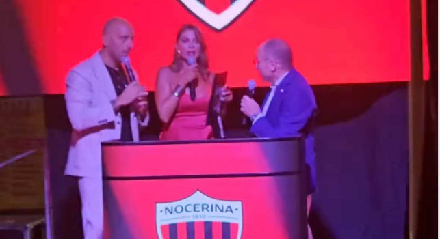 Decibel Bellini scherza sul palco: Vengo a fare la voce della Nocerina... | VIDEO
