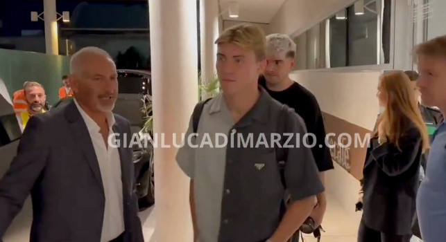 Hojlund è arrivato a Roma! Atterrato il volo del prossimo attaccante del Napoli | VIDEO