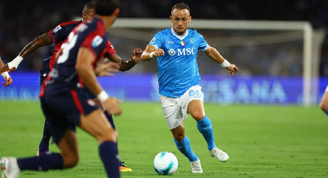 Freddo e ingessato, ma innesca il gol. Lobotka in penombra, voti e pagelle