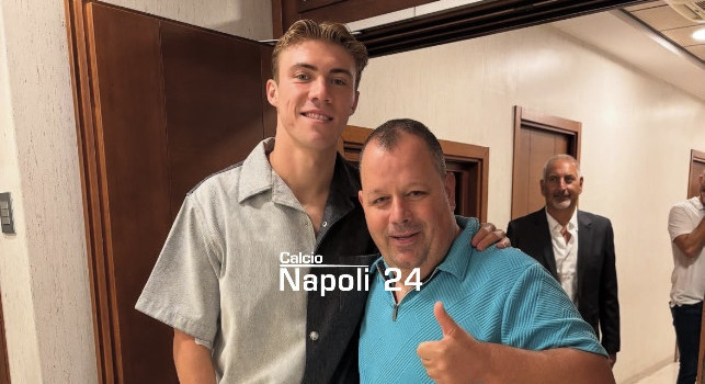 Hojlund si intrattiene con i tifosi del Napoli, spunta un particolare importante | VIDEO CN24
