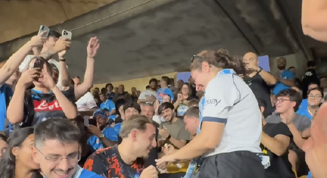 Emozioni al Maradona: proposta di matrimonio in Curva A durante Napoli-Cagliari | FOTO