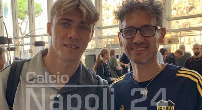 Hojlund in viaggio per Napoli, selfie con i tifosi azzurri in stazione | FOTO CN24