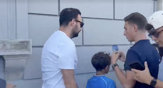 Hojlund-Napoli, Manna lascia l'hotel: bel gesto verso i tifosi presenti | VIDEO CN24