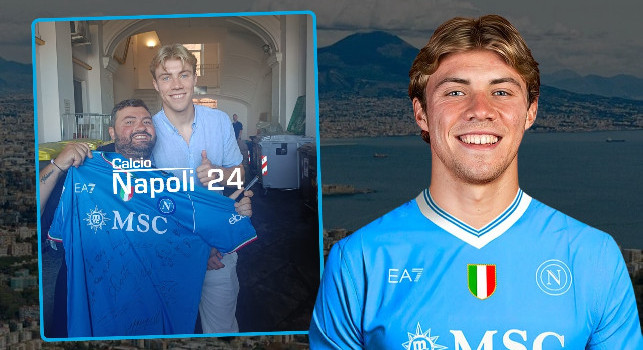 Hojlund è del Napoli! Lascia l'hotel direzione Nazionale: primo scatto coi tifosi dopo le firme | FOTO E VIDEO CN24