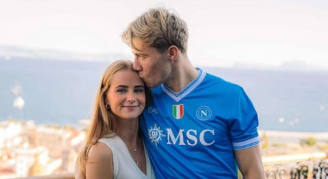 Hojlund al Napoli, la fidanzata al settimo cielo: Sempre al tuo fianco. Primo scatto insieme in città | FOTO