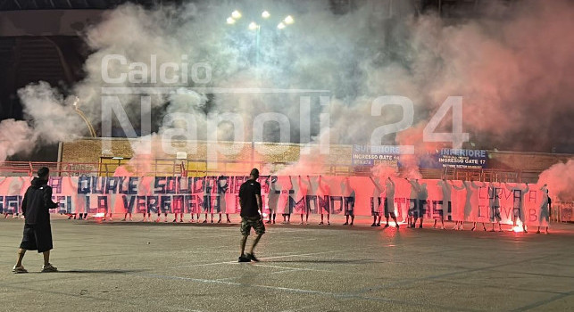 Ultras Napoli, striscione allo stadio Maradona: è rivolto ai tifosi del Milan | FOTO