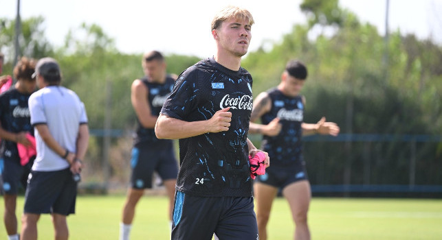 CorSport - Nessun permesso, Hojlund subito a Castel Volturno: aveva tanta voglia di tuffarsi nella nuova avventura col Napoli