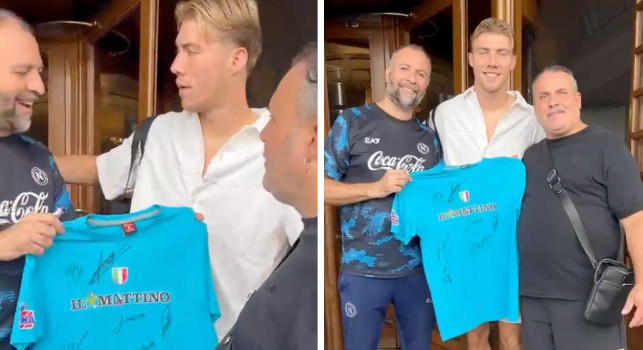 Hojlund con i tifosi del Napoli