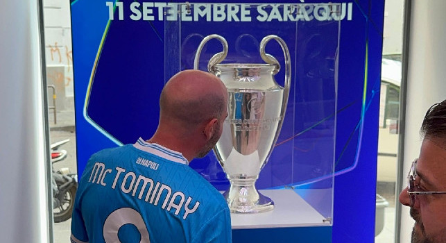 La coppa Champions è a Napoli! Tanti tifosi a via Chiaia per le foto | VIDEO CN24
