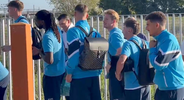 Napoli in partenza per Firenze! La squadra è arrivata alla stazione di Afragola | VIDEO