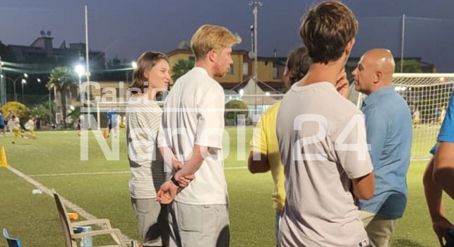 De Bruyne e i palleggi con suo figlio sul campo della Real Casarea | VIDEO