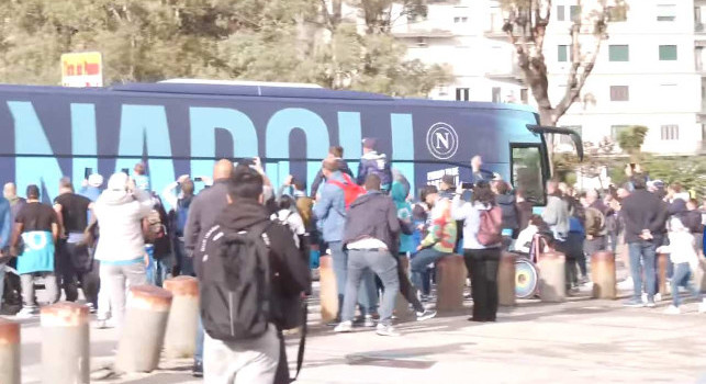 Napoli-Fiorentina, l'arrivo degli azzurri al Maradona: c'&egrave; entusiasmo! | VIDEO CN24