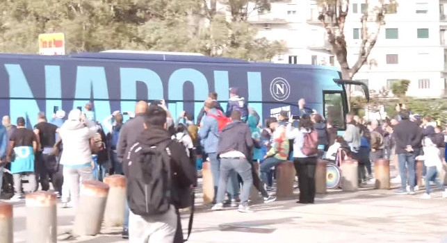 Napoli-Fiorentina, l'arrivo degli azzurri al Maradona: c'è entusiasmo! | VIDEO CN24
