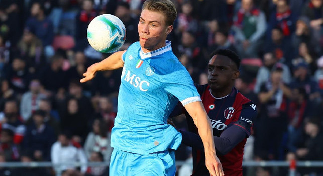 Moviola Bologna-Napoli, Marelli: Hojlund viene graziato, rischia il rosso dopo un colpo al volto