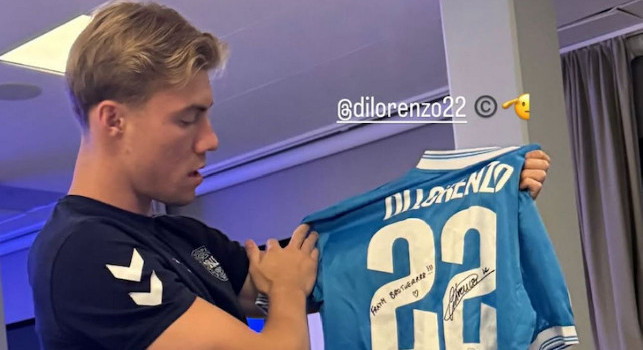 Hojlund, regalo a Billing in Nazionale: ecco la maglia con lo scudetto di Di Lorenzo | FOTO