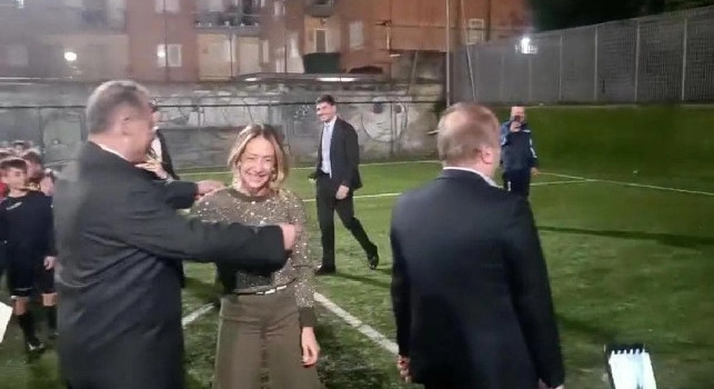 Arianna Meloni sfida Cirielli ai calci di rigore: portiere <i>imparziale</i> e risate | VIDEO