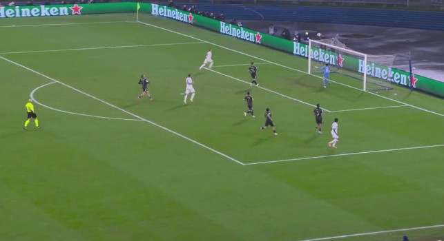 Napoli-Qarabag, David Neres sbatte contro la traversa!