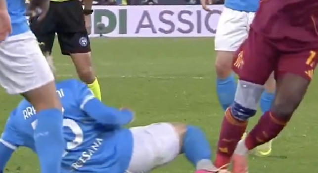 Moviola Roma-Napoli, Bergonzi: Contrasto Rrahmani-Kon&egrave;, avete visto l'arbitro? Ecco chi tocca il pallone