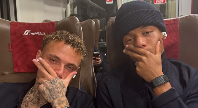 Lang e Neres festeggiano cos&igrave; in treno durante il ritorno a Napoli | FOTO