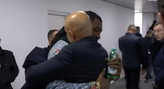 Spalletti emozionato al Maradona prima di andare in campo: abbraccio con Anguissa e Conte | FOTO
