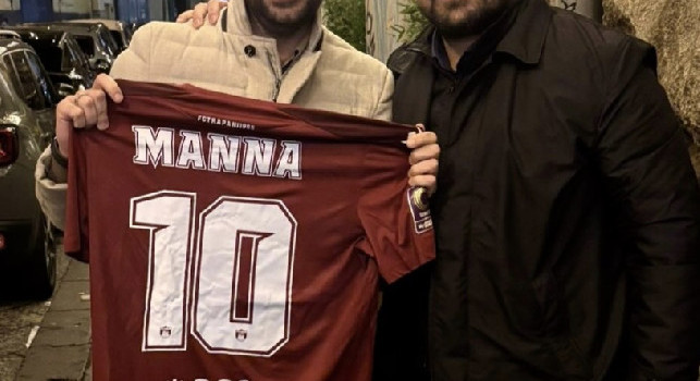 Scambio maglie tra Napoli e Trapani: Manna omaggiato da Volume prima della gara con la Salernitana | FOTO
